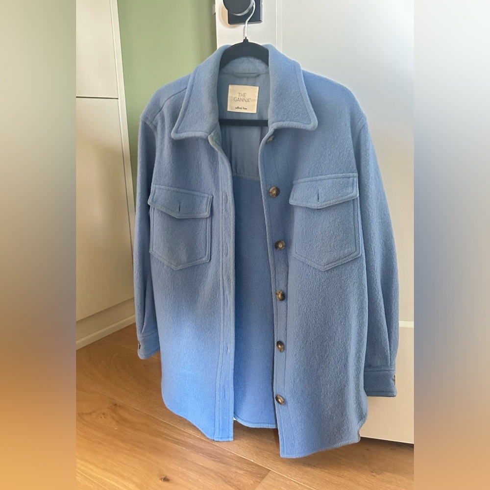 The Ganna Shacket in blue. Fun twist on a classic